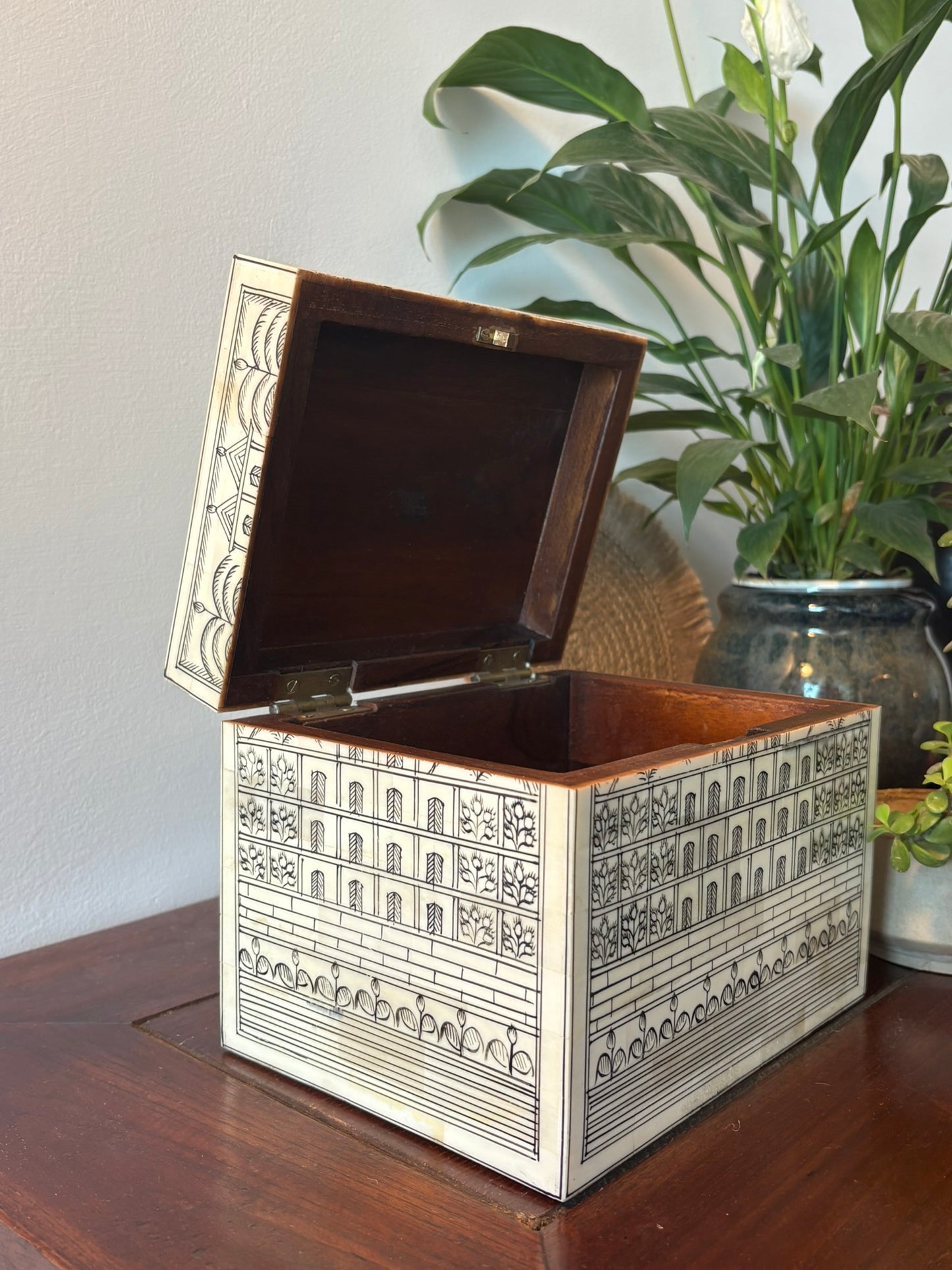 The Palace Garden - Hand Painted Keepsake Box